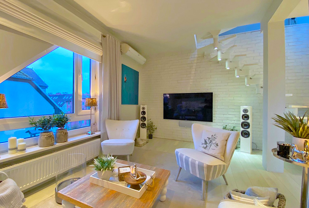 zaaranżowany we współczesnym designie pokój dzienny w luksusowym apartamencie na sprzedaż Szczecin (okolice)