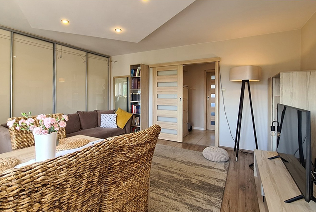 przeciwległa ściana salonu w luksusowym apartamencie na sprzedaż Wieluń