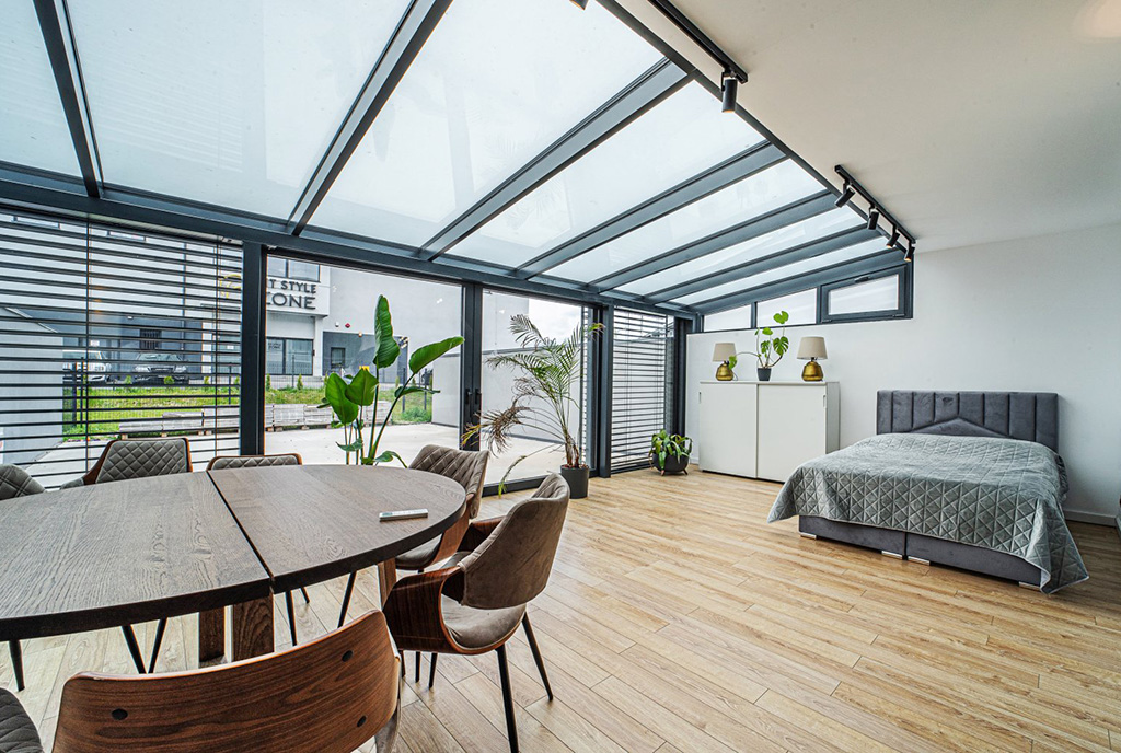 słoneczny pokój z tarasem w ekskluzywnym apartamencie na sprzedaż Bolesławiec