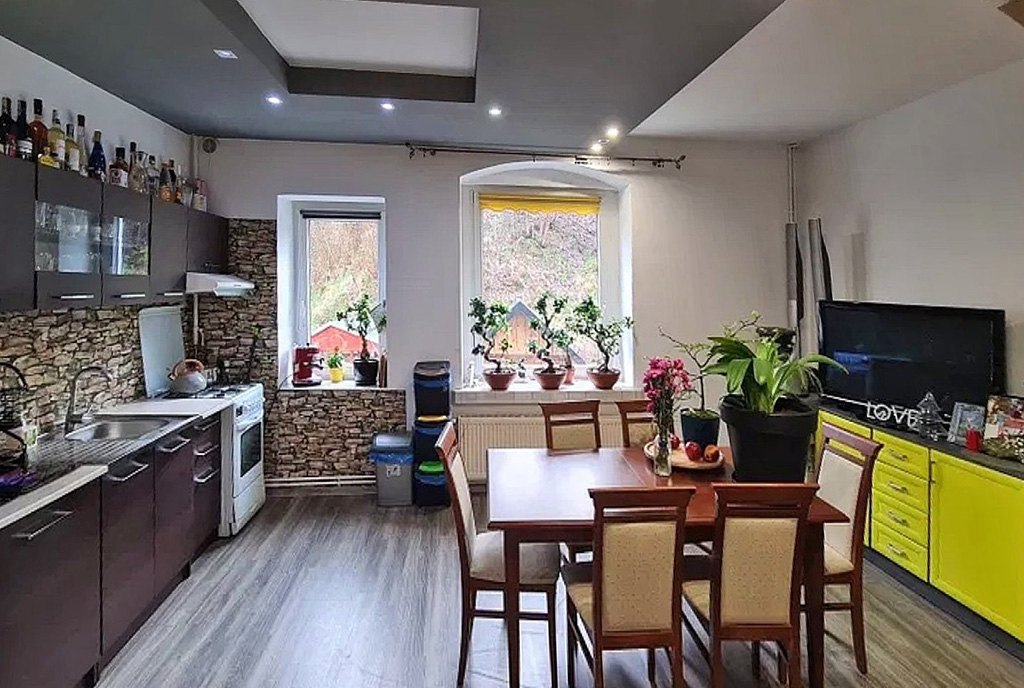 jadalnia oraz kuchnia w ekskluzywnym apartamencie na sprzedaż Kłodzko (okolice)