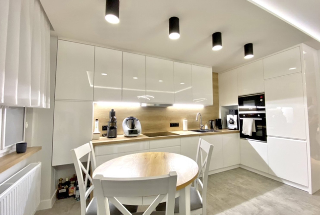 kuchnia w nowoczesnej zabudowie w ekskluzywnym apartamencie do sprzedaży Legnica