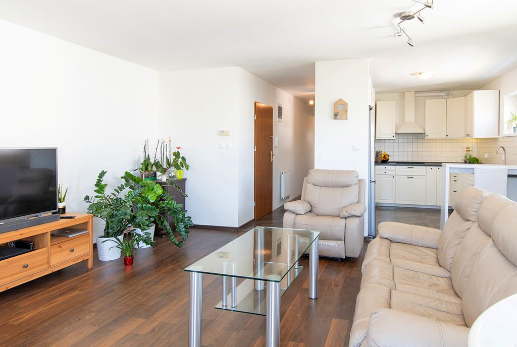 fragment pokoju dziennego w ekskluzywnym apartamencie na sprzedaż Poznań (okolice)