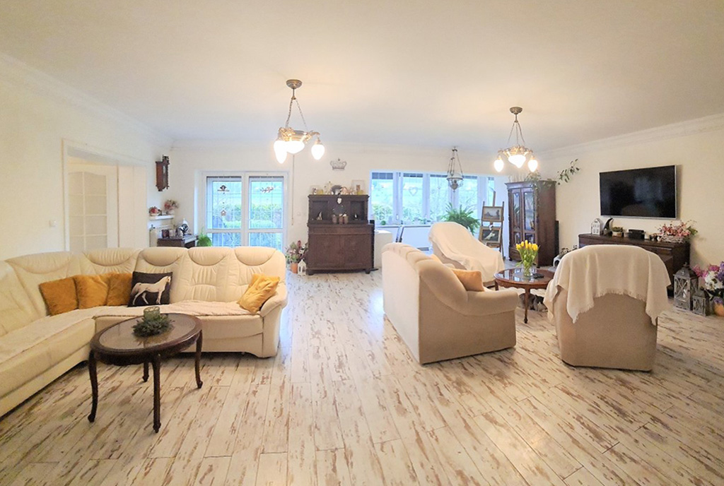 słoneczne wnętrze ekskluzywnej willi do sprzedaży Cieszyn (okolice)