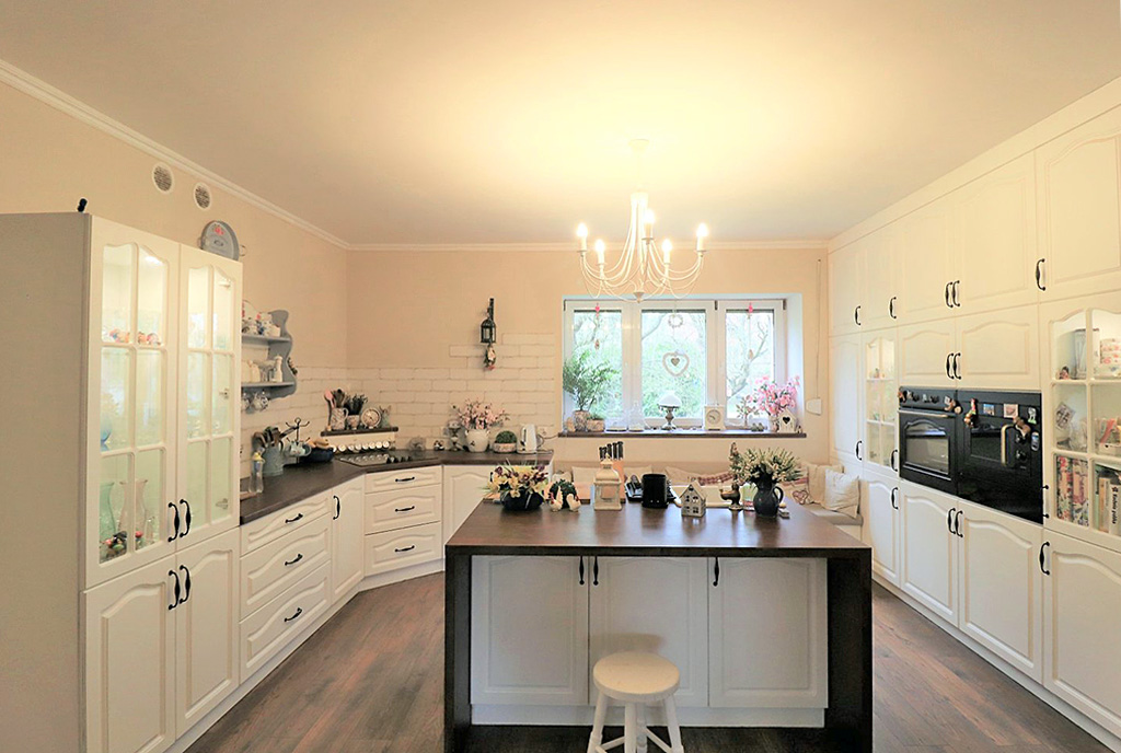 zabudowana praktycznie kuchnia w luksusowej willi do sprzedaży Cieszyn (okolice)