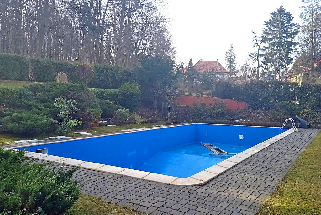 na pierwszym planie basen przy ekskluzywnej willi na sprzedaż Jelenia Góra