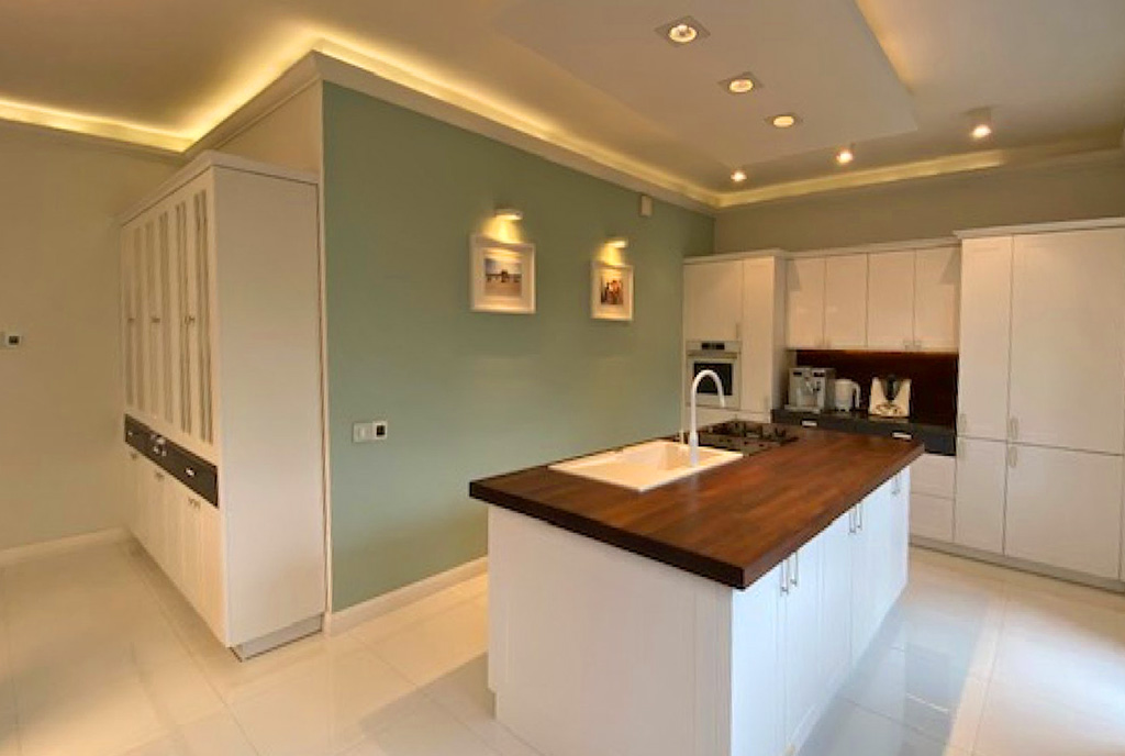 nowoczesne oświetlenie kuchni z wyspą w ekskluzywnej willi do sprzedaży Szczecin