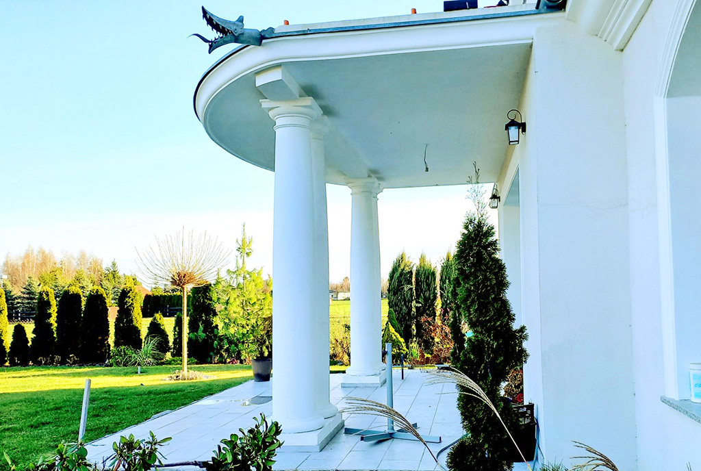 imponujące wejście do ekskluzywnej willi do sprzedaży Wrocław (okolice)