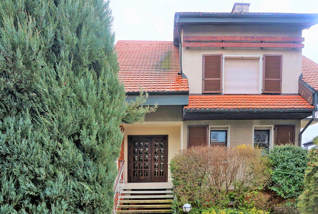 widok od przodu na luksusową willę na sprzedaż Wrocław