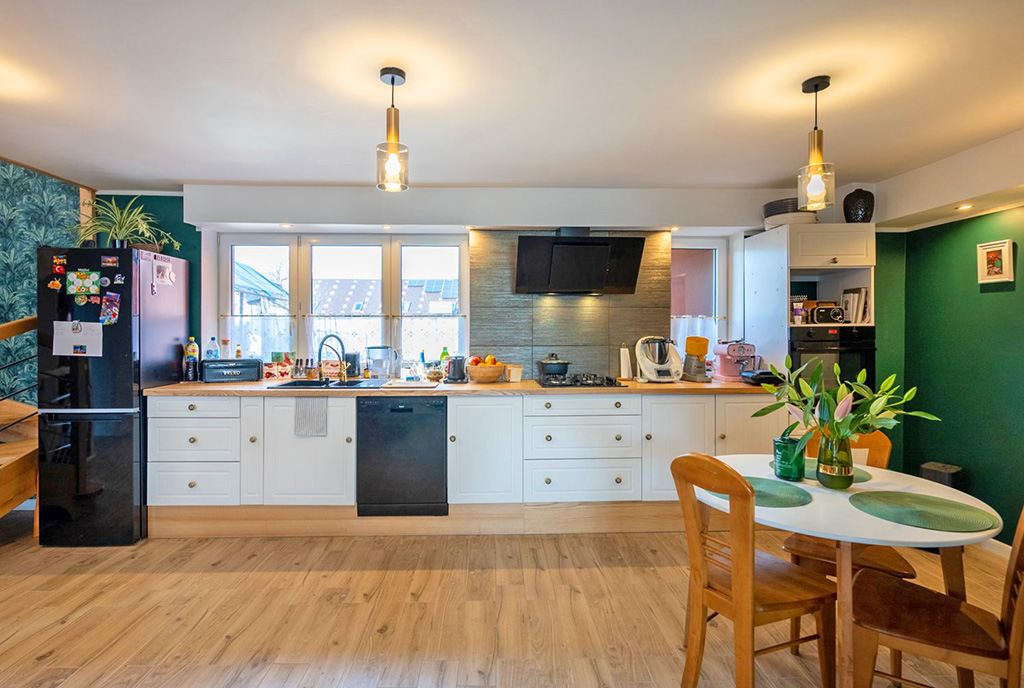 kuchnia w stylowej zabudowie w ekskluzywnej willi na sprzedaż Szczecin (okolice)