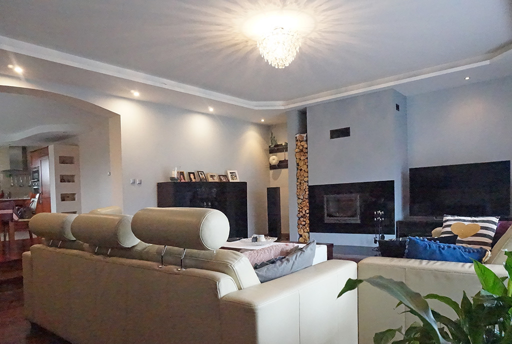 elegancki salon z kominkiem w ekskluzywnej willi do sprzedaży Wrocław
