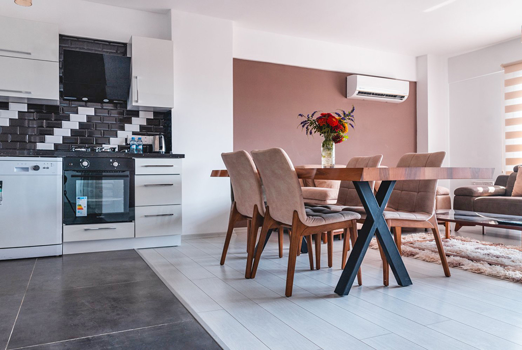 na zdjęciu pokój dzienny oraz kuchnia w ekskluzywnym apartamencie na sprzedaż apartamenty do sprzedaży, apartamenty sprzedaż, apartamenty Cypr (Iskale)
