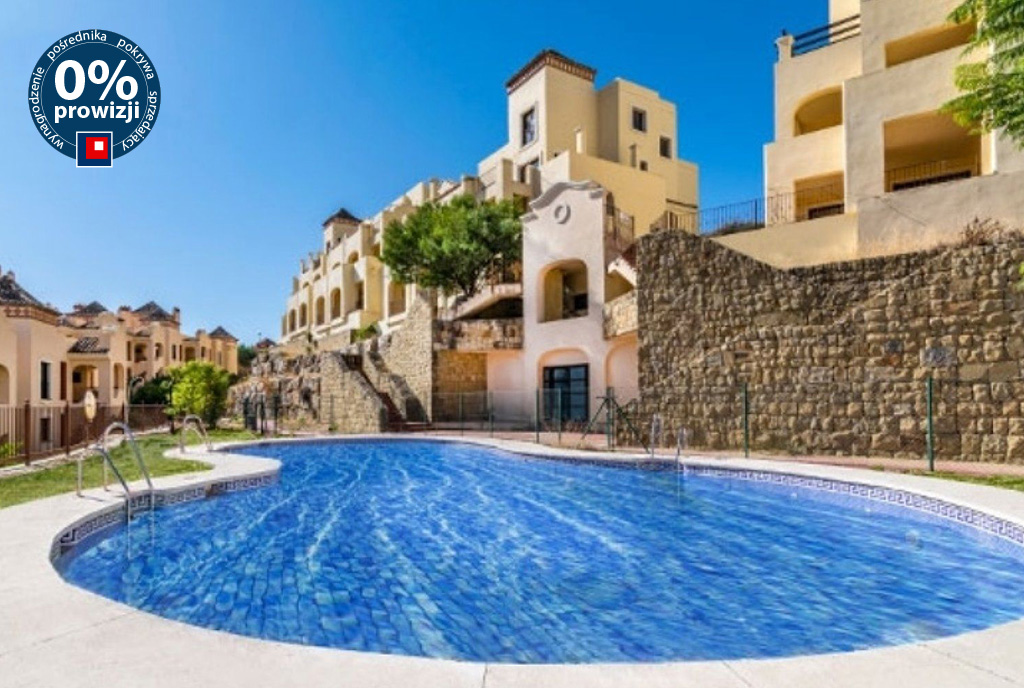 basen przed budynkiem, gdzie mieści się oferowany na sprzedaż luksusowy apartament Hiszpania (Estepona)