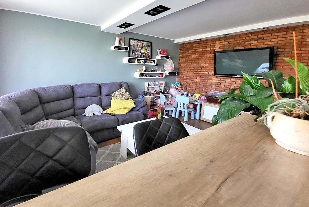 na pierwszym planie jadalnia w ekskluzywnym apartamencie na sprzedaż Inowrocław