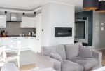 widok z salonu na aneks kuchenny w ekskluzywnym apartamencie na sprzedaż Kalisz (okolice)