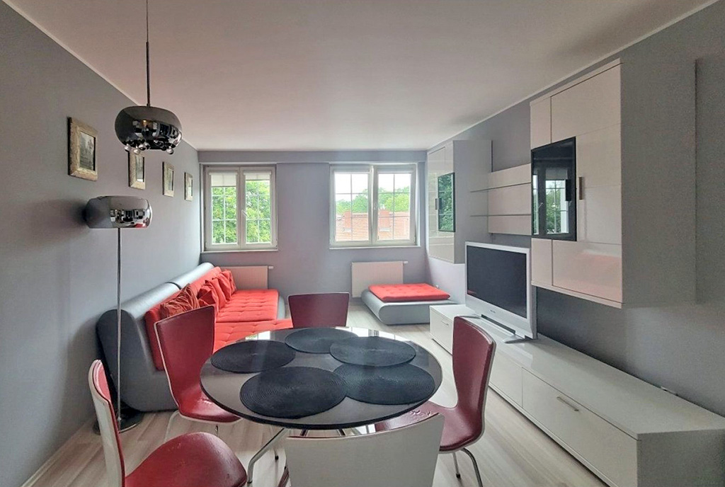na pierwszym planie jadalnia w ekskluzywnym apartamencie na sprzedaż Wrocław