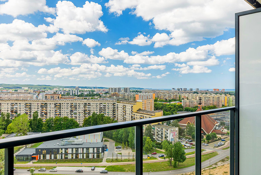 słoneczny balkon przy ekskluzywnym apartamencie na wynajem Gdańsk