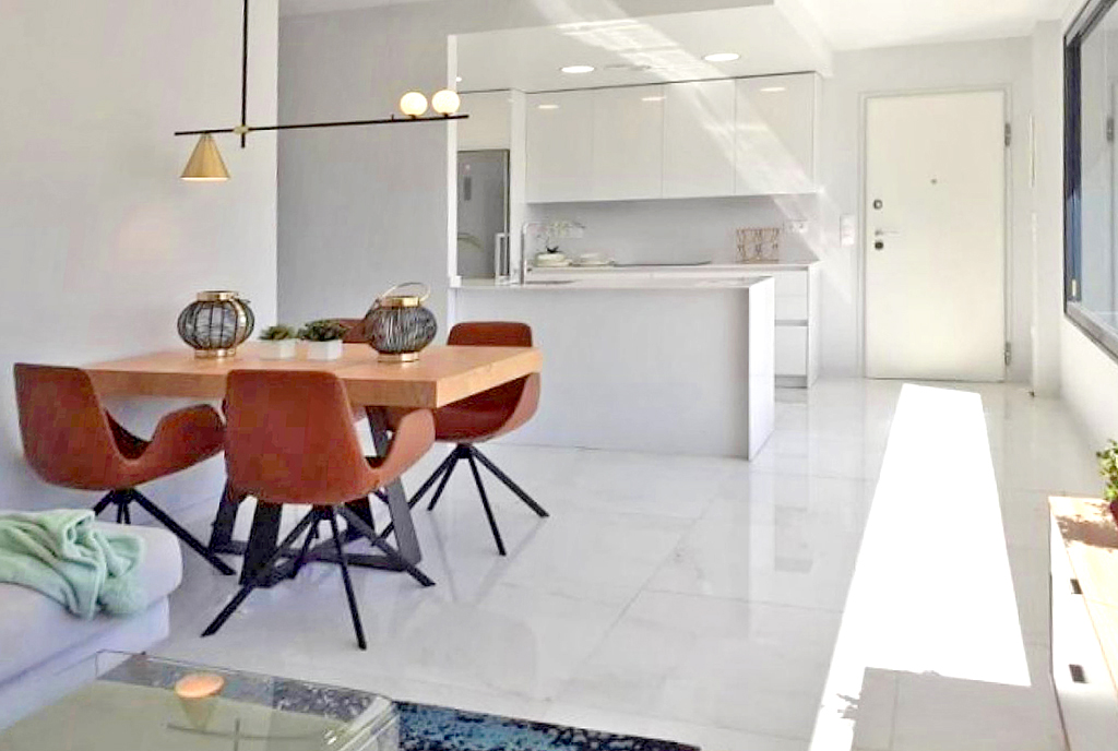 zbliżenie na jadalnię i salon w ekskluzywnym apartamencie do sprzedaży Hiszpania (Benidorm, Playa Poniente)