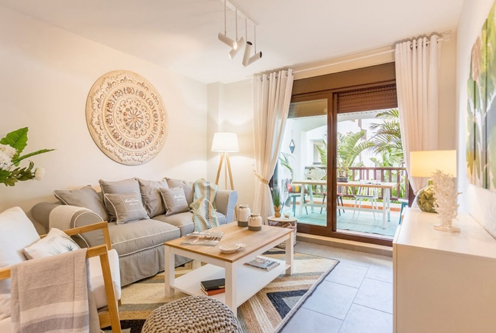 śródziemnomorski styl aranżacji salonu w luksusowym apartamencie do sprzedaży Hiszpania (Salobrena)