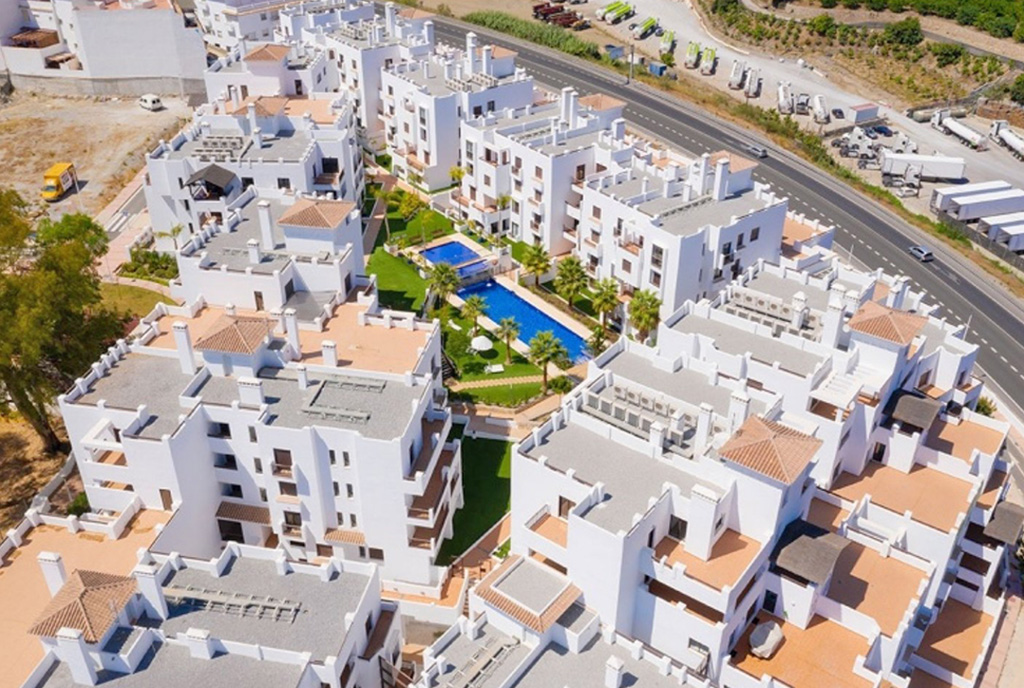 rzut z drona pokazujący od góry całe osiedle, na którym znajduje się oferowany do sprzedaży ekskluzywny apartament Hiszpania (Salobrena)