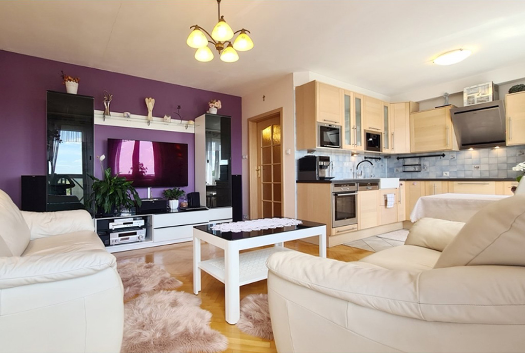 przestronne wnętrze luksusowego salonu w ekskluzywnym apartamencie do sprzedaży Wieluń