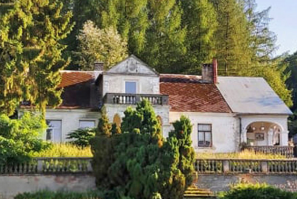 na pierwszym planie ogród wokół ekskluzywnego dworu do sprzedaży Lublin (okolice)