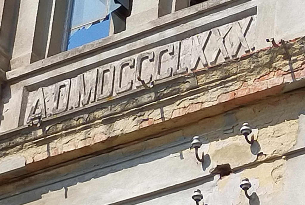 bogate zdobienia na luksusowym pałacu na sprzedaż Dolny Śląsk