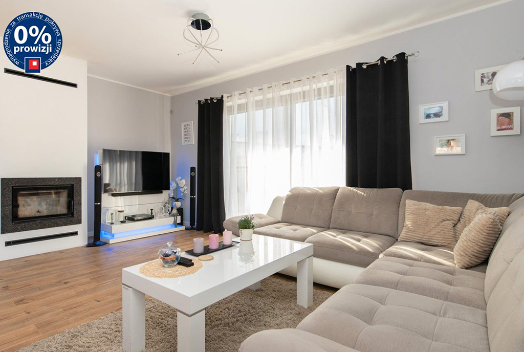 na pierwszym planie salon w luksusowej willi do sprzedaży Gdynia (okolice)