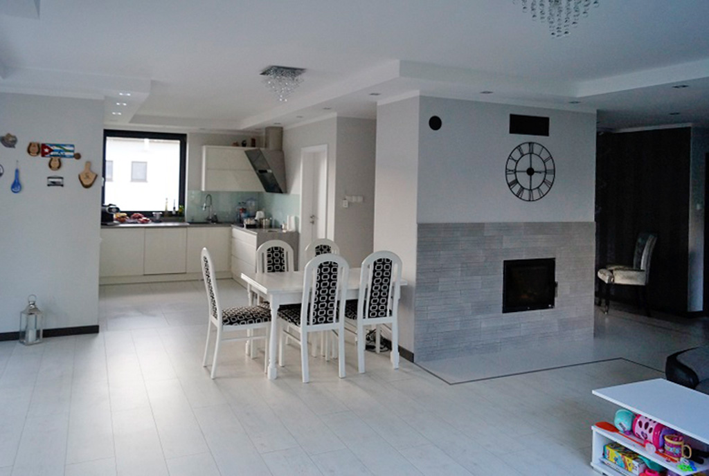 elegancki kominek z zegarem w pokoju dziennym ekskluzywnej willi do sprzedaży Konin (okolice)