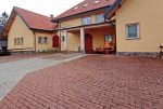 imponujące wejście do luksusowej willi na sprzedaż Mazury