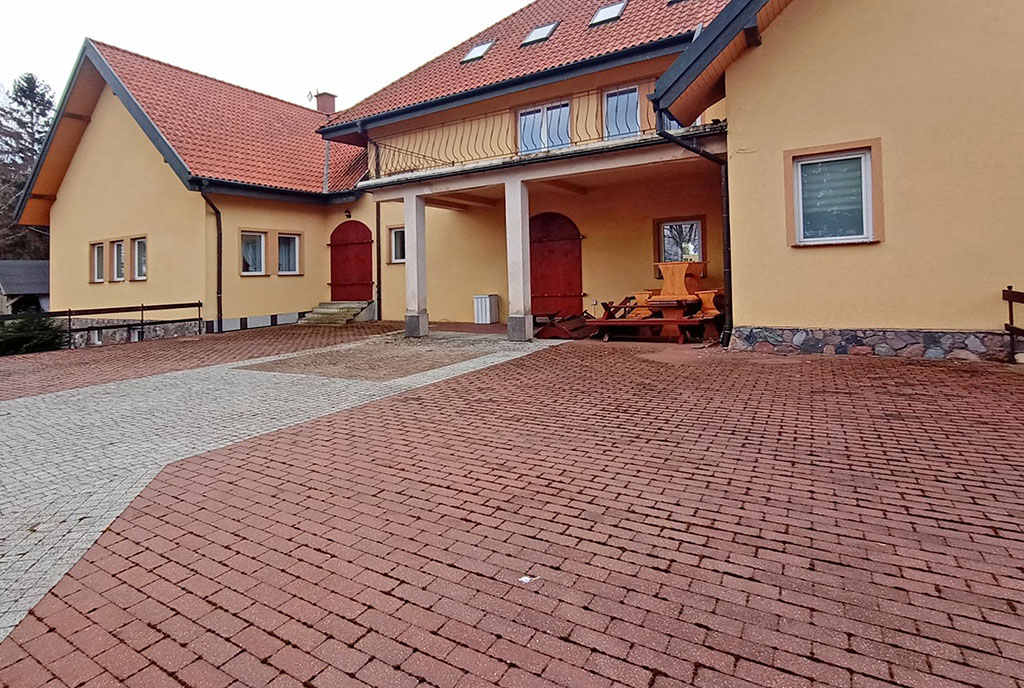 imponujące wejście do luksusowej willi na sprzedaż Mazury