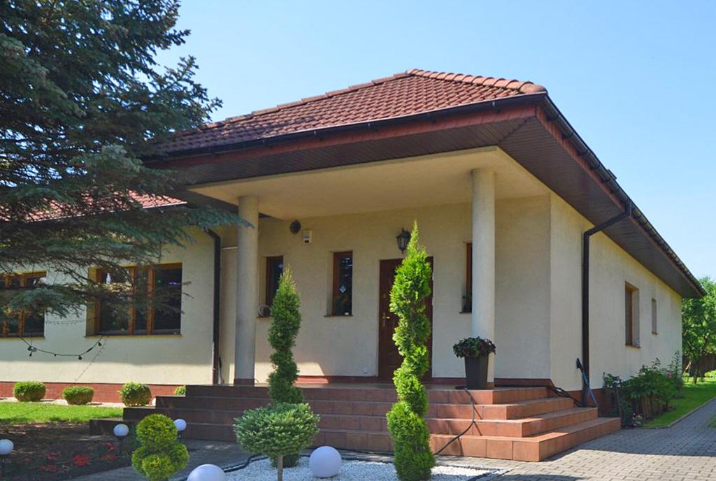 ciekawe wejście do luksusowej willi na sprzedaż Piotrków Trybunalski (okolice)
