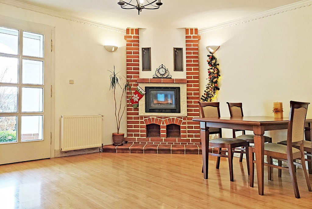 kameralny kominek w pokoju dziennym luksusowej willi do sprzedaży Poznań (okolice)