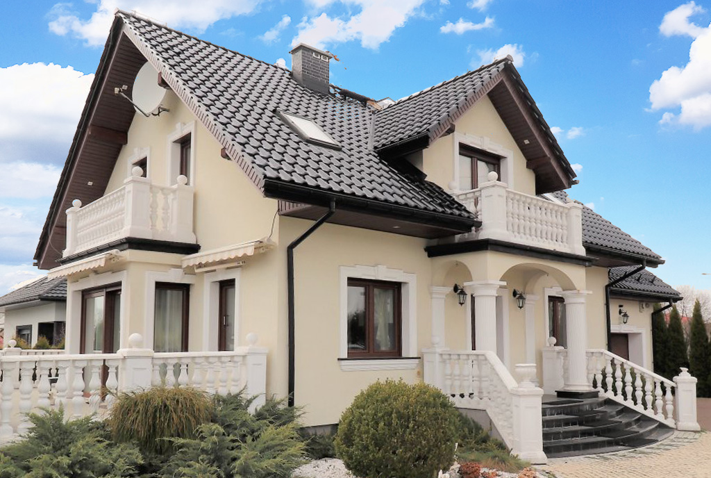 zaprojektowana w klasycznym stylu bryła ekskluzywnej willi na sprzedaż Ustroń
