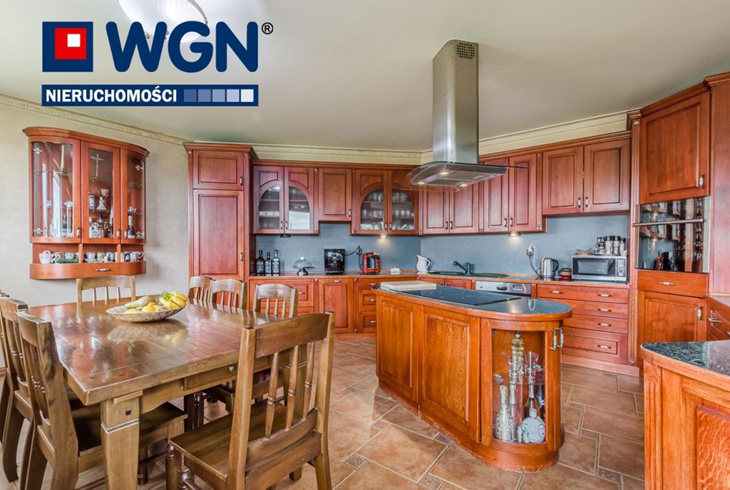 zdjęcie prezentuje kuchnię oraz jadalnię w luksusowej willi na wynajem Gdynia