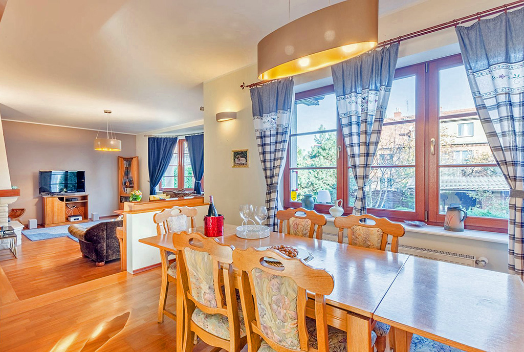 na pierwszym planie jadalnia w luksusowej willi do wynajmu Sopot