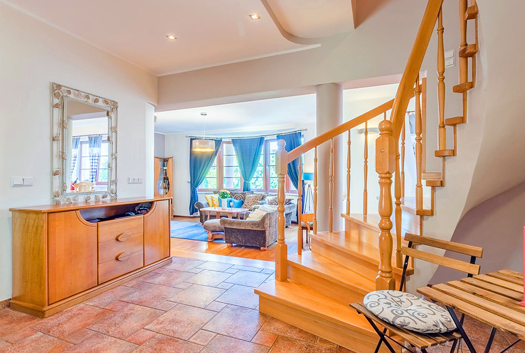 ogromny hol w ekskluzywnej willi na wynajem Sopot