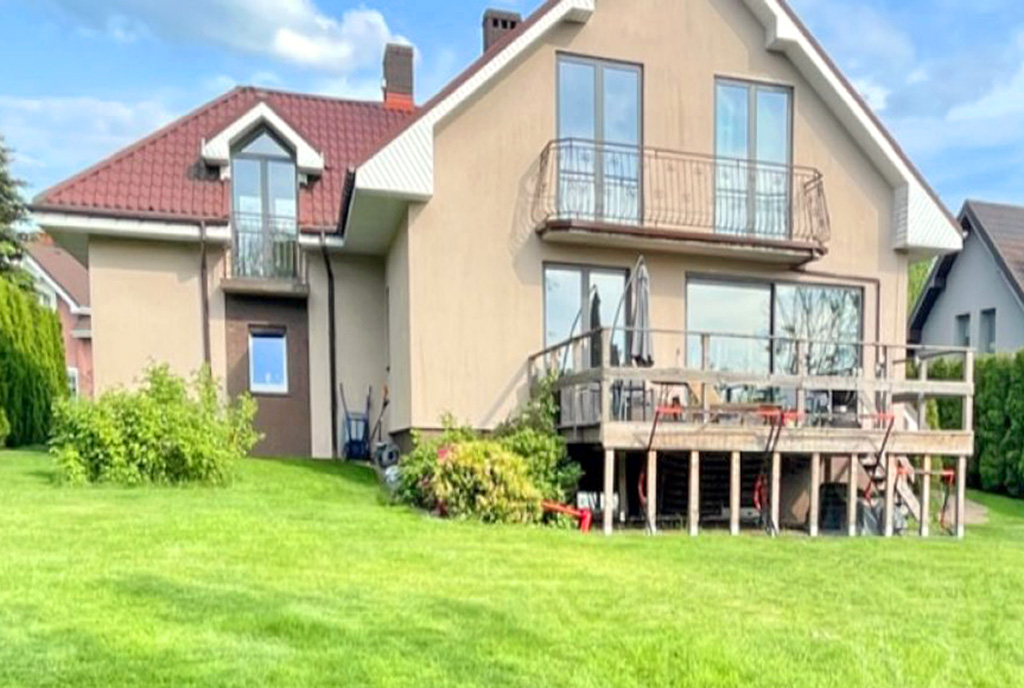 rzut od strony ogrodu na ekskluzywną willę na wynajem Szczecin