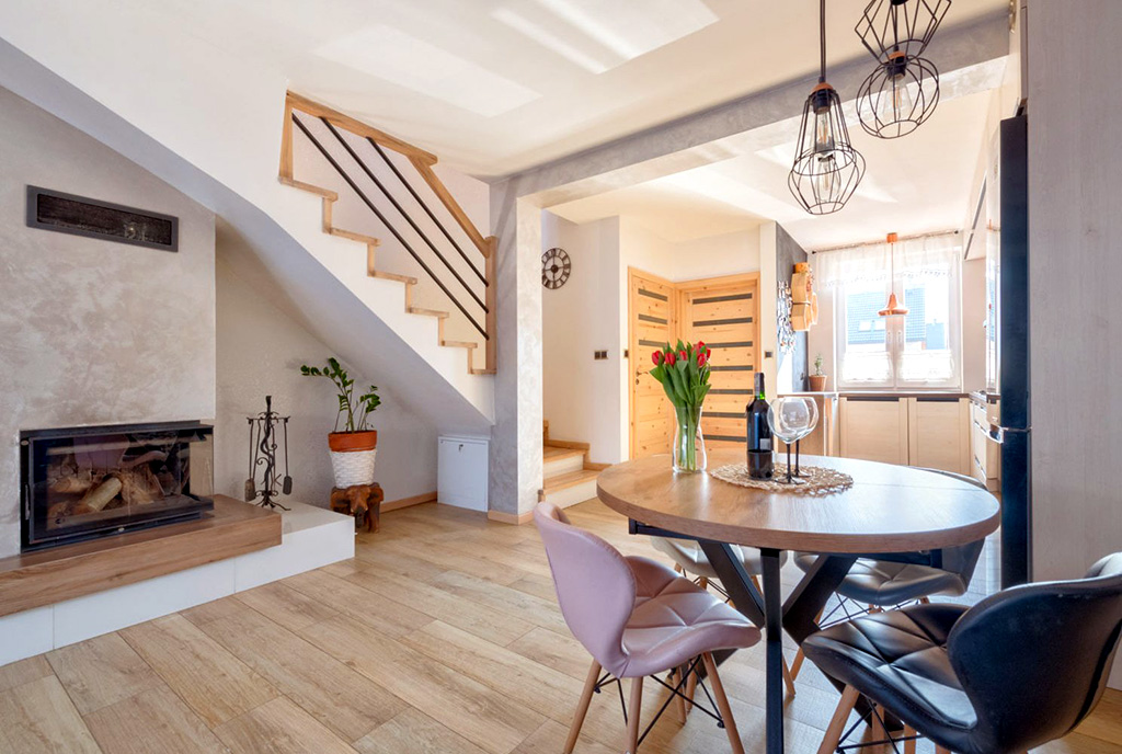 na pierwszym planie jadalnia, w oddali salon w luksusowej willi na sprzedaż Gdańsk (okolice)