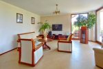 elegancki pokój dzienny w ekskluzywnej willi do sprzedaży Mazury