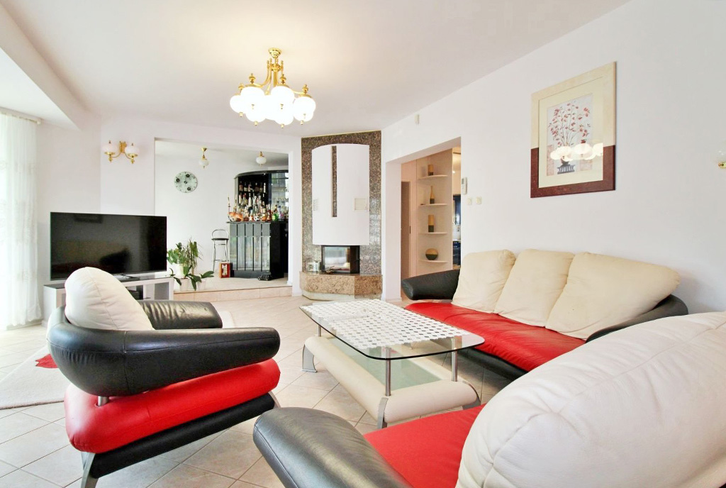 utrzymany w jasnych barwach salon w ekskluzywnej willi do wynajmu Gorzów Wielkopolski