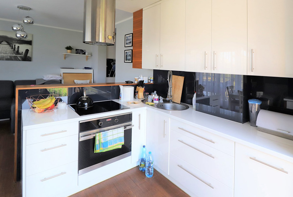 wyposażona i umeblowana kuchnia w luksusowym apartamencie na sprzedaż Bielsko-Biała (okolice)