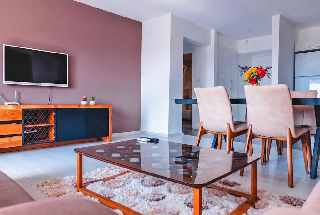 widok na salon i kuchnię w luksusowym apartamencie do sprzedaży Cypr (Iskale)