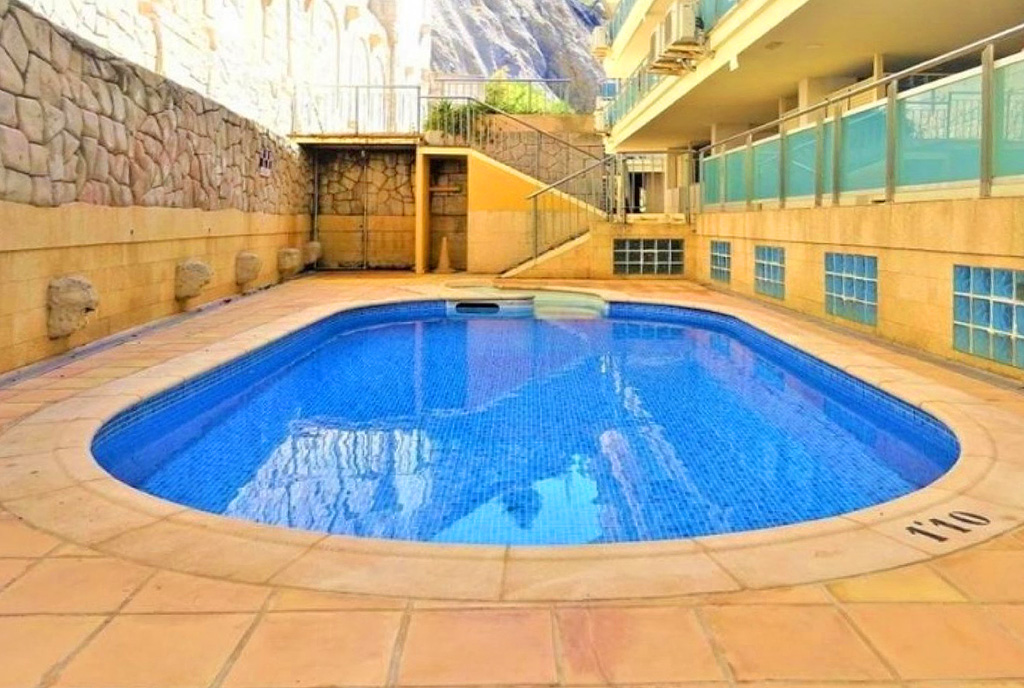 widok na basen w częściach wspólnych przy luksusowym apartamencie do sprzedaży Hiszpania (Altea)