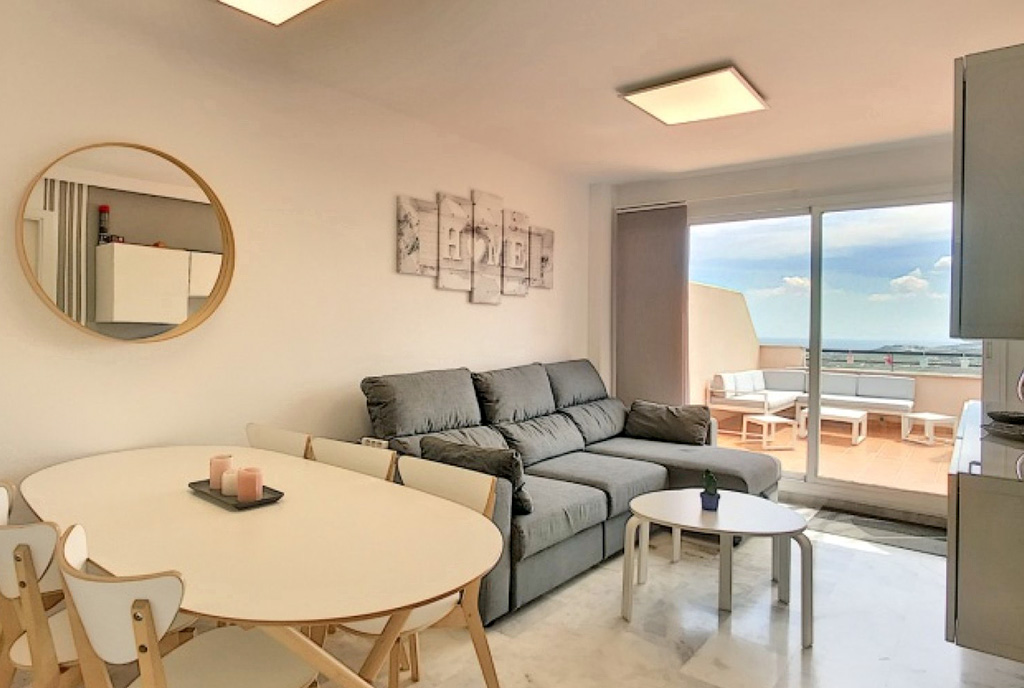słoneczny pokój dzienny w ekskluzywnym apartamencie do sprzedaży Hiszpania (Casares)