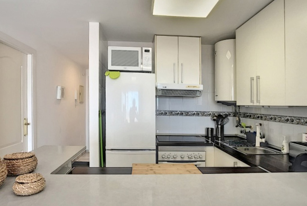 praktycznie zabudowana kuchnia w luksusowym apartamencie na sprzedaż Hiszpania (Casares)