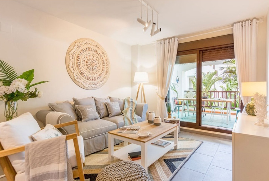 elegancki salon w ekskluzywnym apartamencie do sprzedaży Hiszpania (Salobrena)