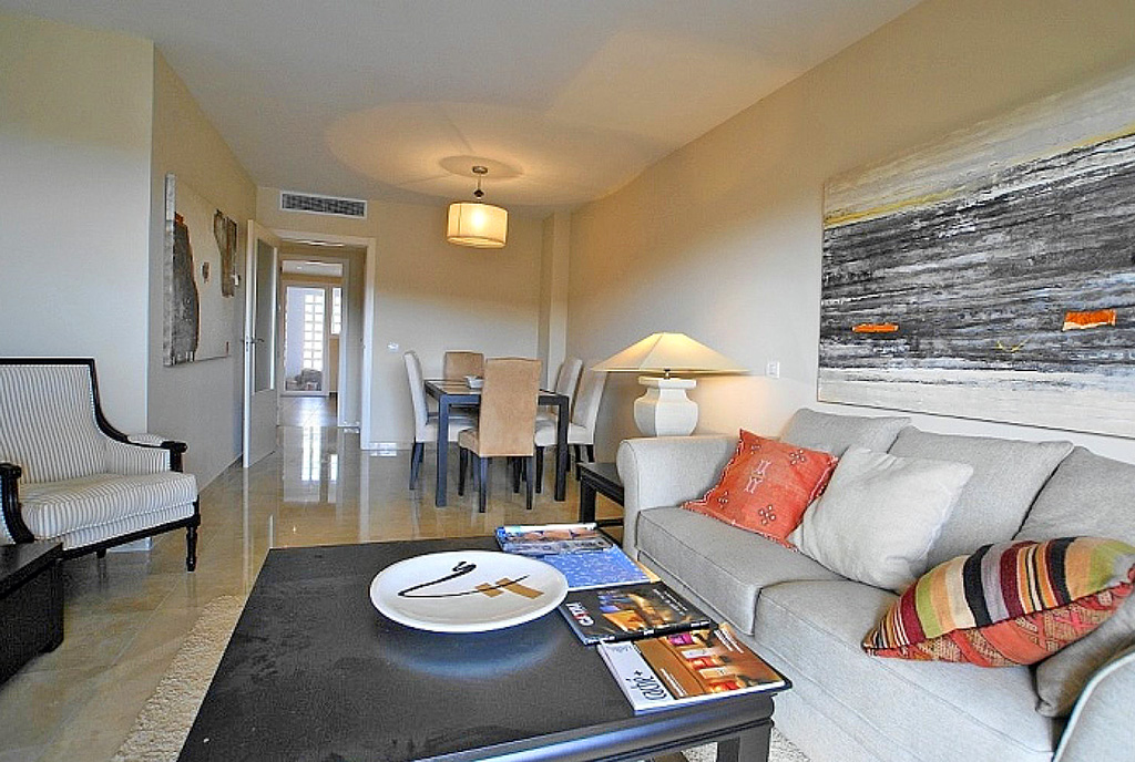 słoneczny salon w ekskluzywnym apartamencie do sprzedaży Hiszpania (San Roque, Cadiz)