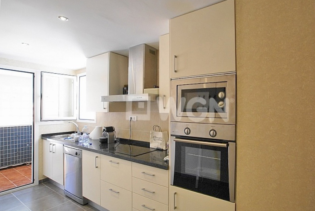 kuchnia w praktycznej zabudowie w luksusowym apartamencie na sprzedaż Hiszpania (San Roque, Cadiz)