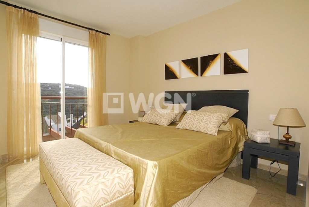 elegancka sypialnia w ekskluzywnym apartamencie na sprzedaż Hiszpania (San Roque, Cadiz)