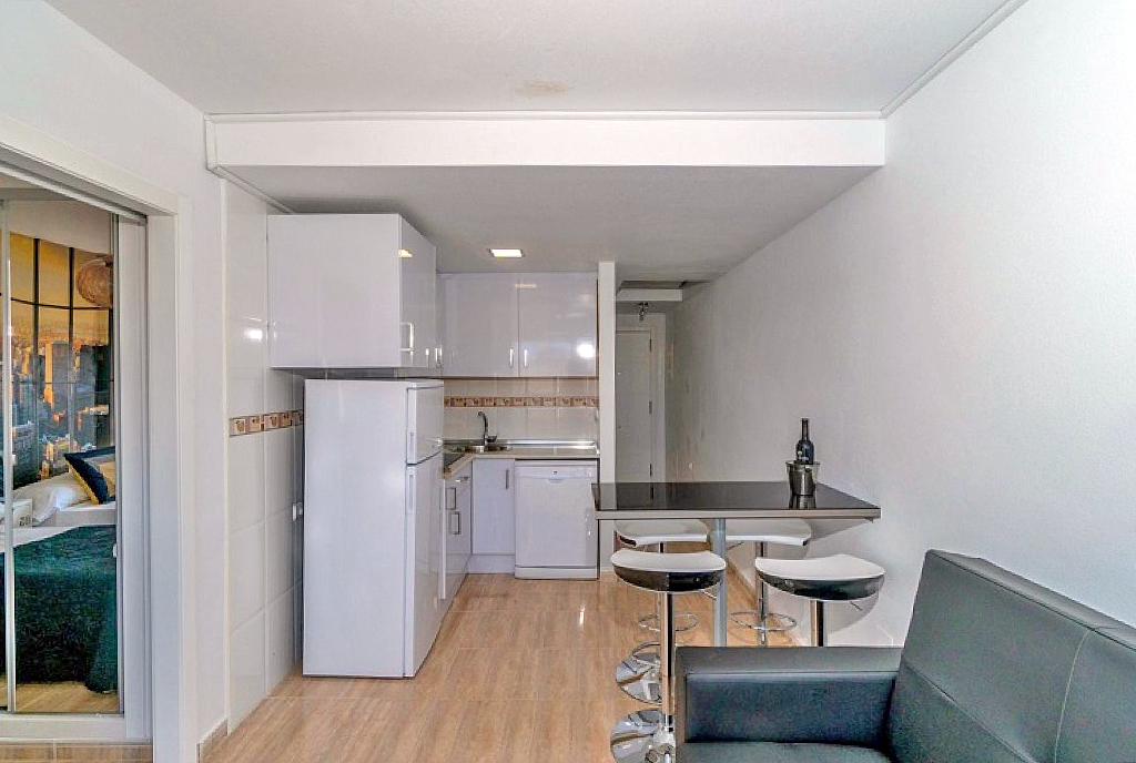 widok na aneks kuchenny z pokoju gościnnego w luksusowym apartamencie do sprzedaży Hiszpania (Torrevieja)